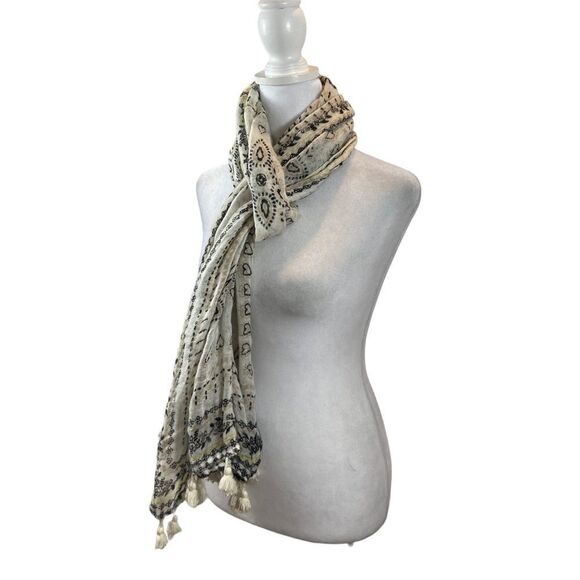 Ladies Long Tassel End Gauzy Boho Print Scarf‎ Appr 30” x 77” - Picture 4 of 8